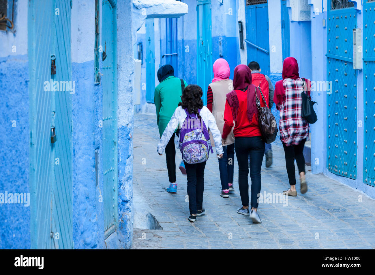Chefchaouen, Marokko.  Teenager-Mädchen nach der Schule nach Hause laufen. Stockfoto