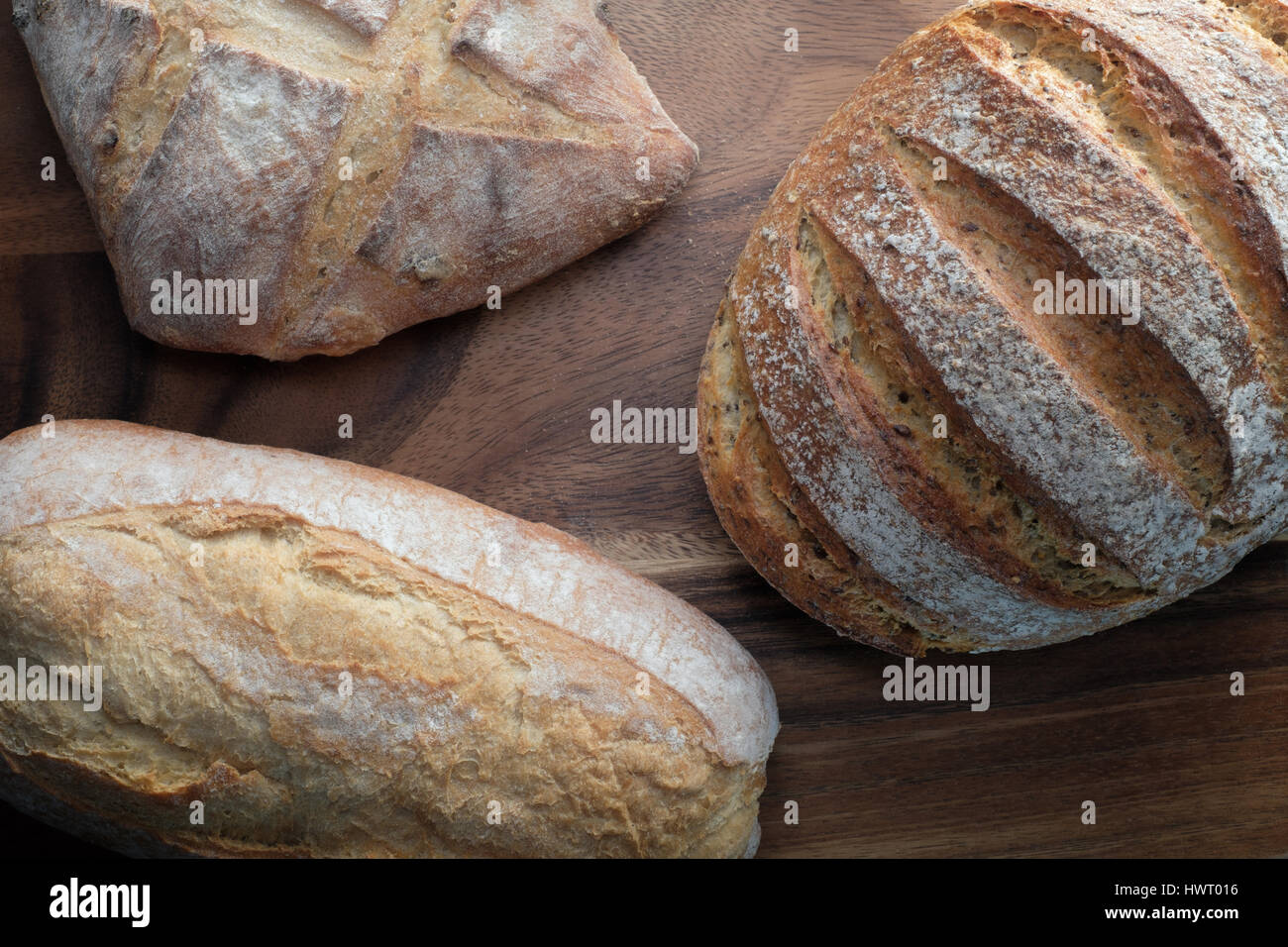 Drei traditionelle Laibe Brot - von oben Stockfoto