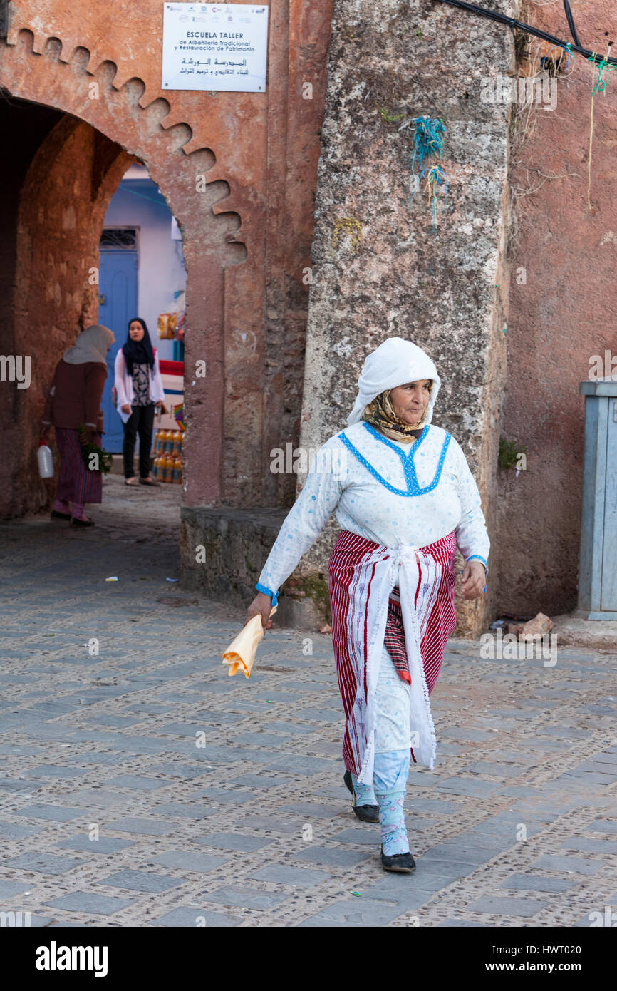 Chefchaouen, Marokko.  Berber Frau mittleren Alters, in traditioneller Tracht. Stockfoto