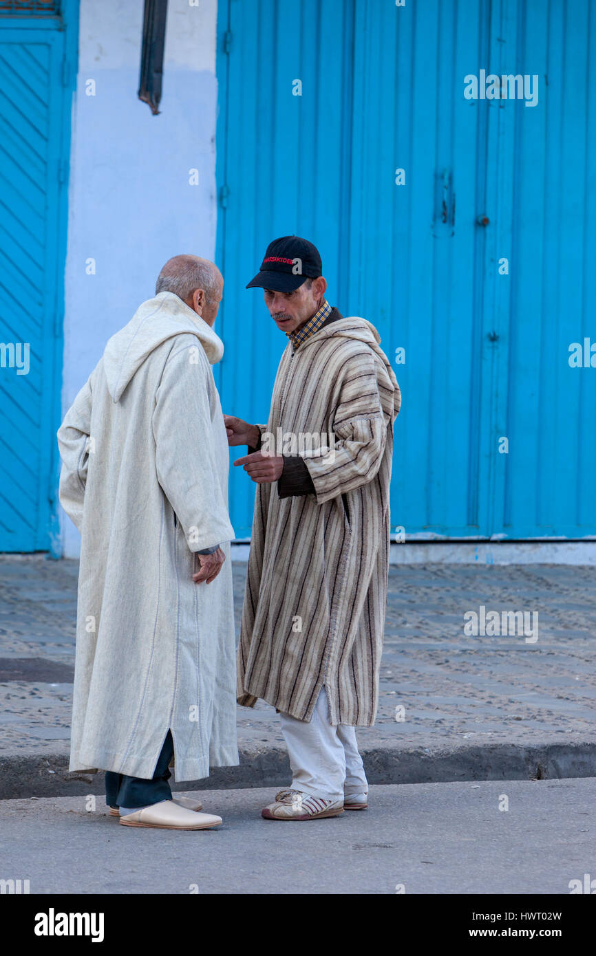 Chefchaouen, Marokko.  Zwei Männer mittleren Alters in traditionelle Djellaba. Stockfoto