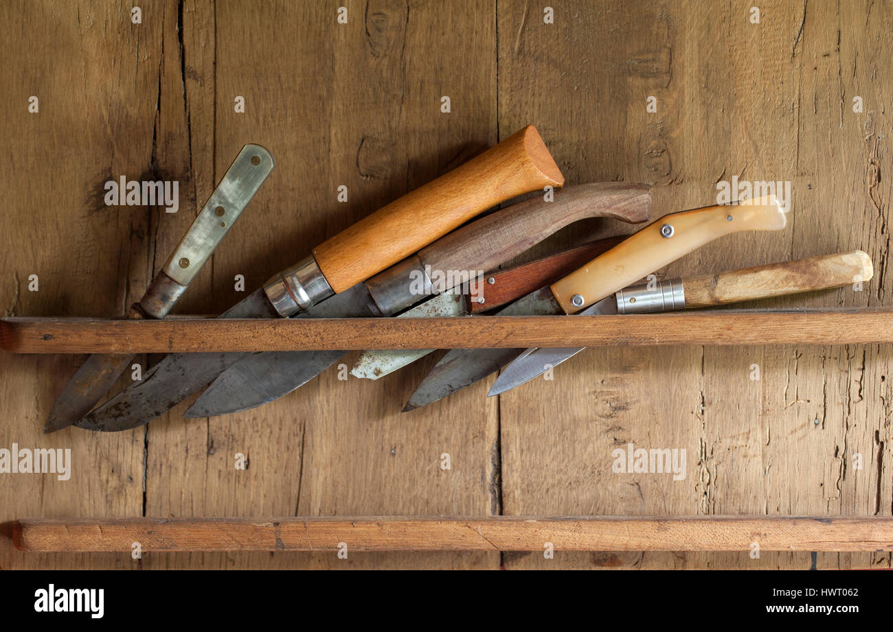 Klassische Taschenmesser auf Holzbrett Stockfoto