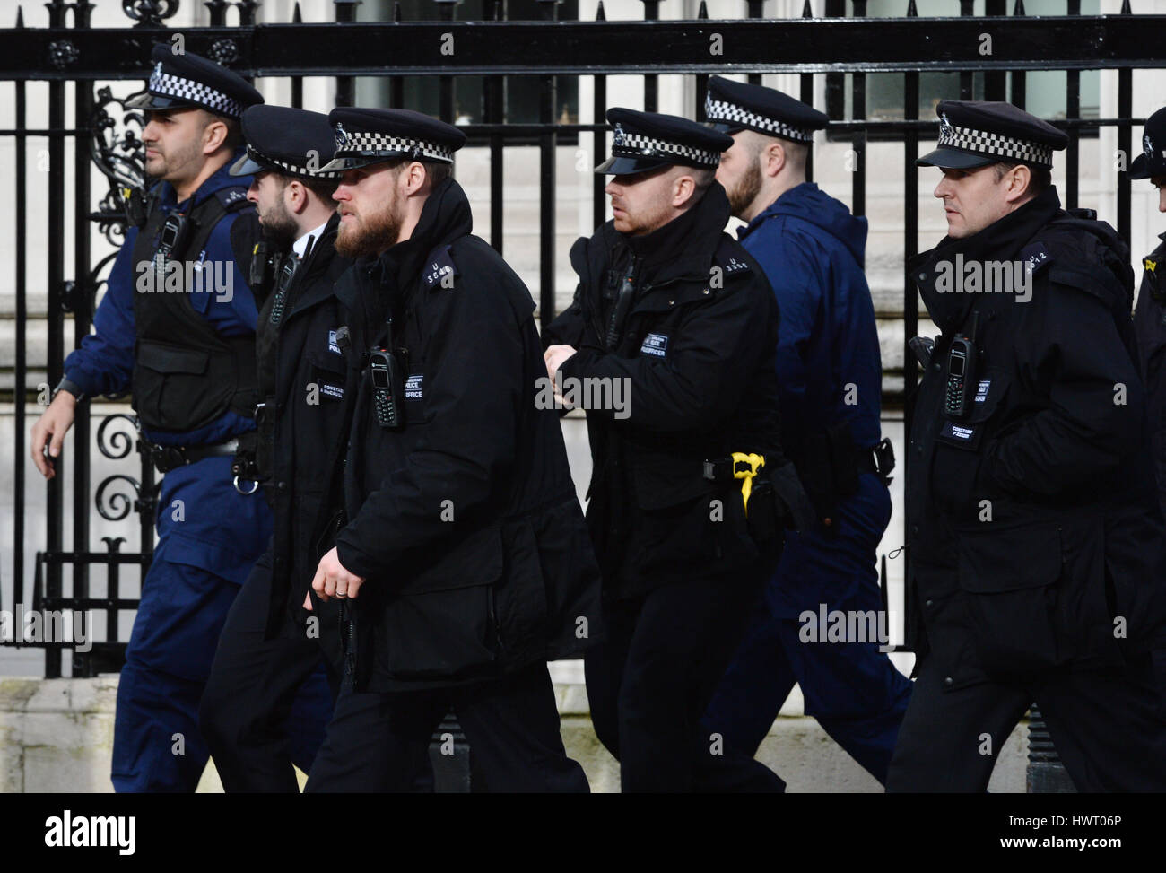 Polizei außerhalb des Palace of Westminster, London, nachdem klingt ähnlich wie Schüsse in der Nähe des Palace of Westminster gehört worden. Ein Mann mit einem Messer innerhalb der Grenzen des Palastes gesehen wurde, sagten Augenzeugen. Stockfoto