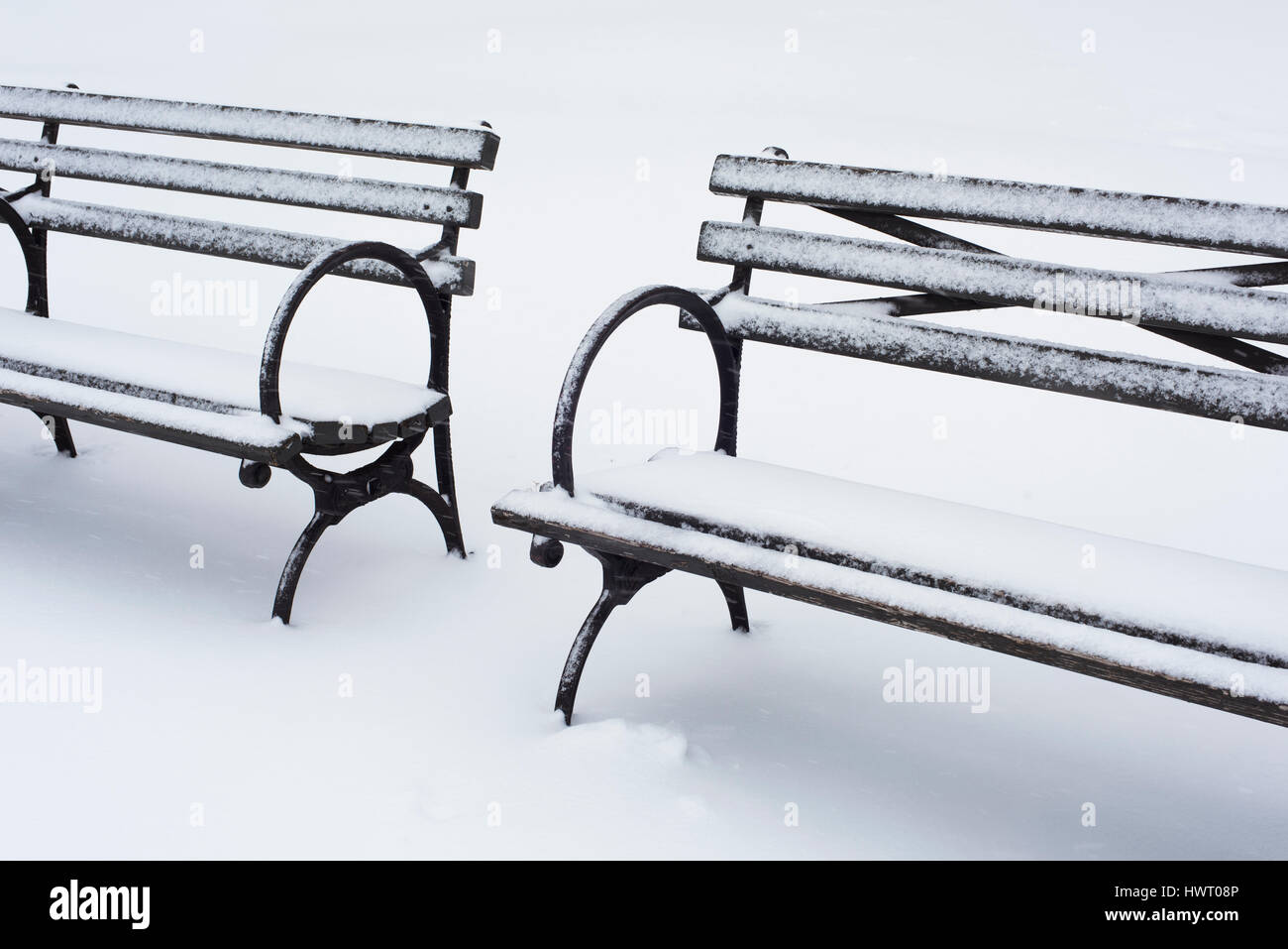 Schnee bedeckte Bänke auf Feld Stockfoto