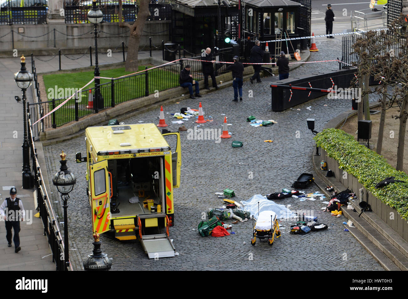 Ein Körper ist bedeckt mit einem Blatt außerhalb des Palace of Westminster, London, nachdem ein Polizist wurde erstochen und seine scheinbare Angreifer von Offizieren in einem großen Sicherheitsvorfall beschossen die Houses of Parliament. Stockfoto