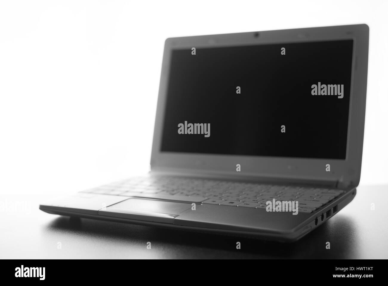 Kompakte weiße Laptop Silhouette auf weißem Hintergrund Stockfoto