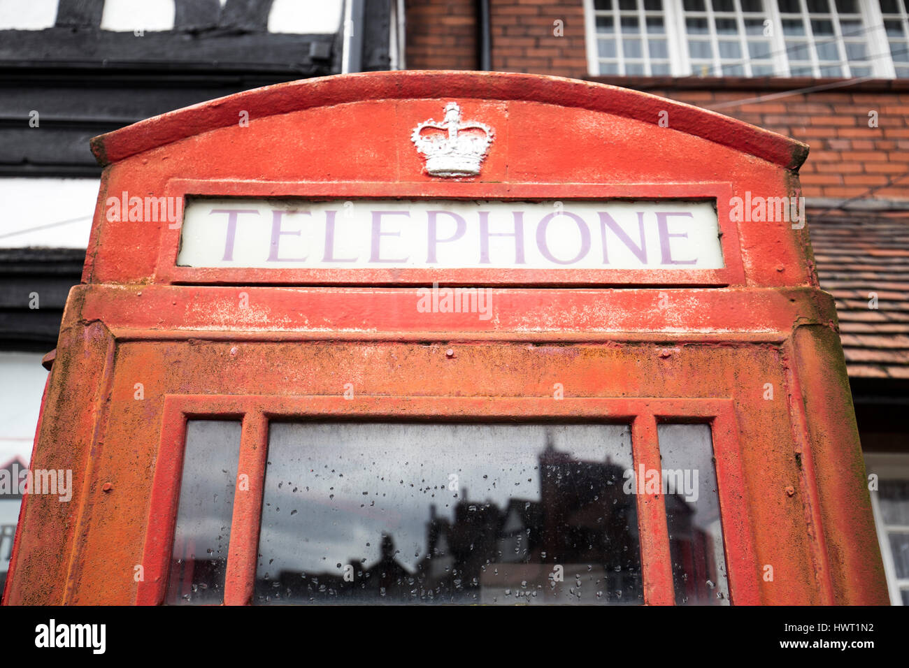 Port Sunlight - ein Modelldorf und Vorort in der Metropolitan Borough Wirral, Merseyside. Traditionelle rote Telefonzelle Stockfoto