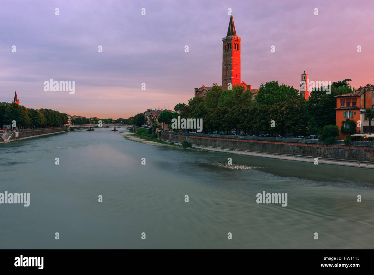 Kirche Santa Anastasia und Torre dei Lamberti in der Abenddämmerung entlang der Etsch in Verona, Italien. Stockfoto