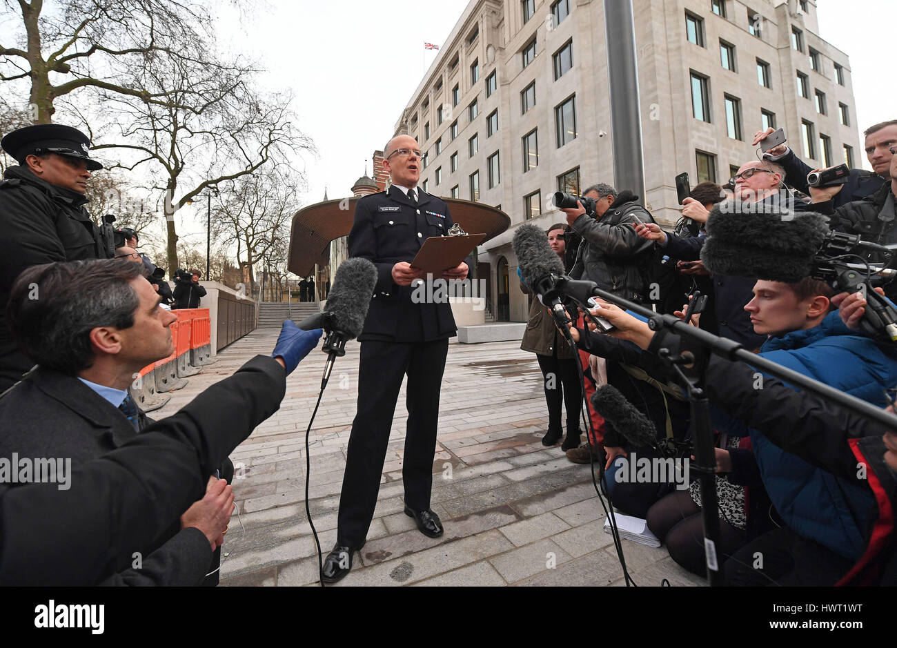 Mark Rowley, Assistant Commissioner für Specialist Operations in der Metropolitan Police, sprechen außerhalb Scotland Yard in London, nachdem ein Polizist wurde erstochen und seine scheinbare Angreifer von Offizieren in einem großen Sicherheitsvorfall beschossen die Houses of Parliament. Stockfoto