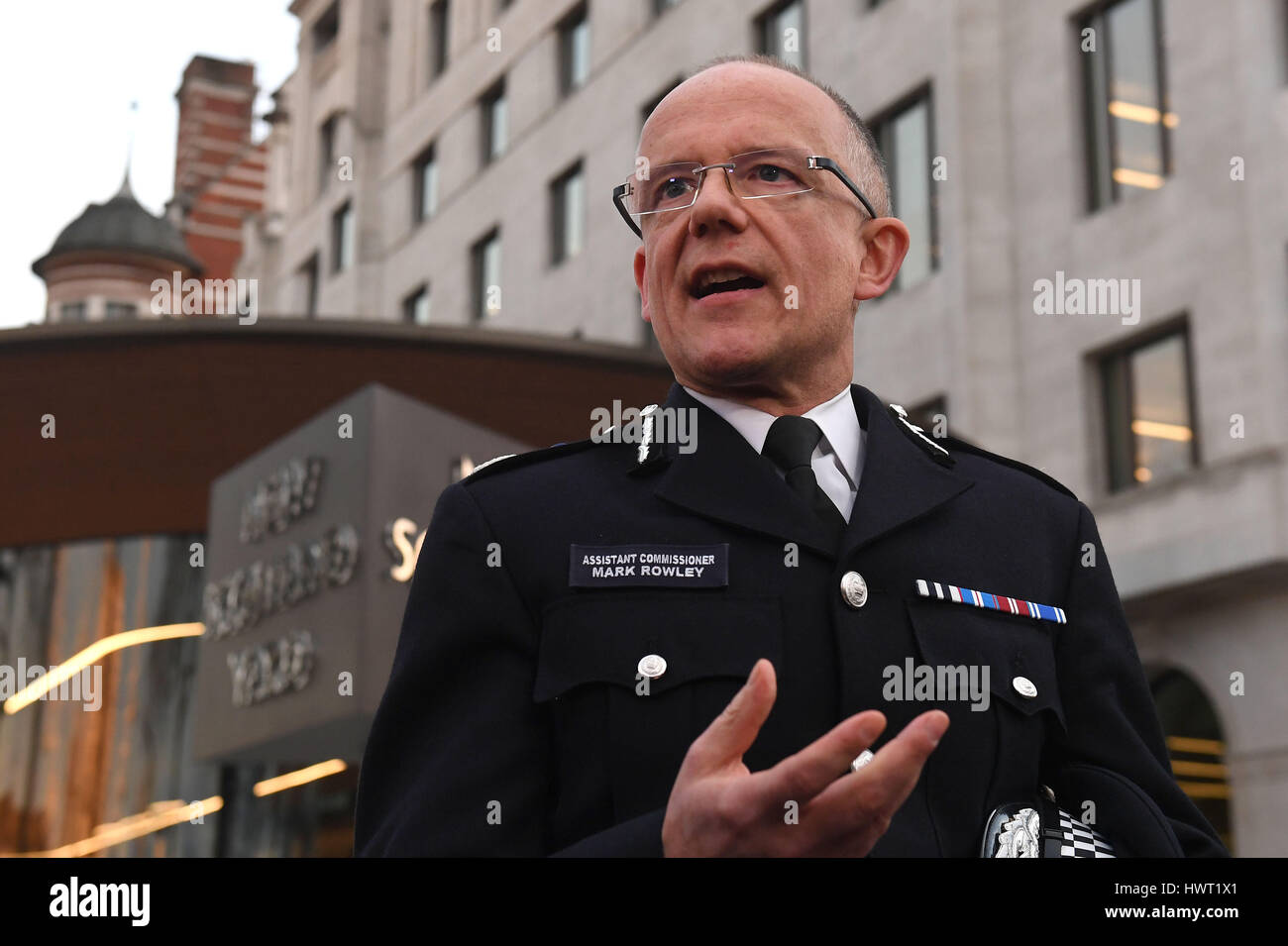 Mark Rowley, Assistant Commissioner für Specialist Operations in der Metropolitan Police, sprechen außerhalb Scotland Yard in London, nachdem ein Polizist wurde erstochen und seine scheinbare Angreifer von Offizieren in einem großen Sicherheitsvorfall beschossen die Houses of Parliament. Stockfoto
