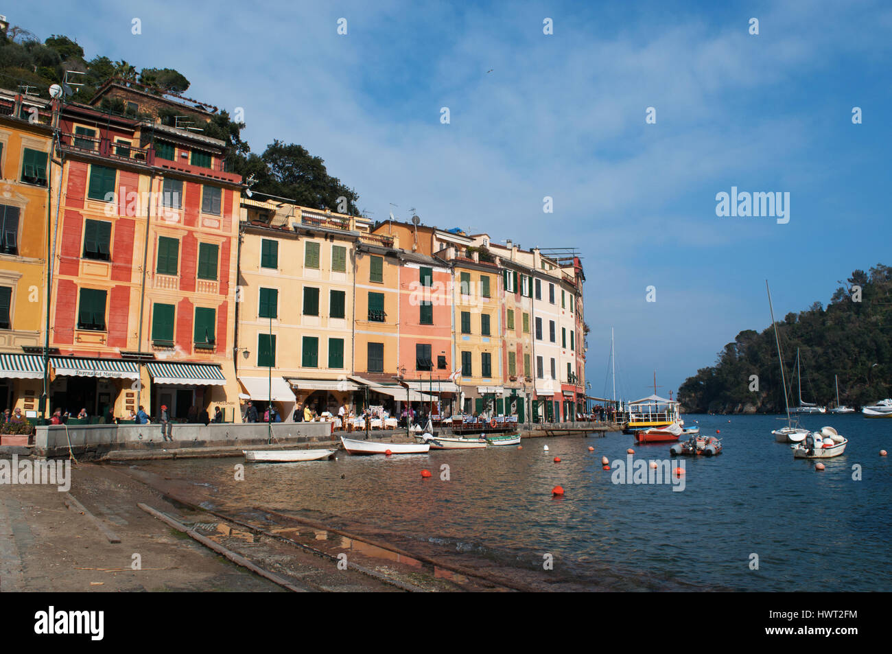 Italien: Skyline und Blick auf die Bucht und den Hafen von Portofino, einem italienischen Fischerdorf bekannt für seinen malerischen Hafen und den bunten Häusern Stockfoto