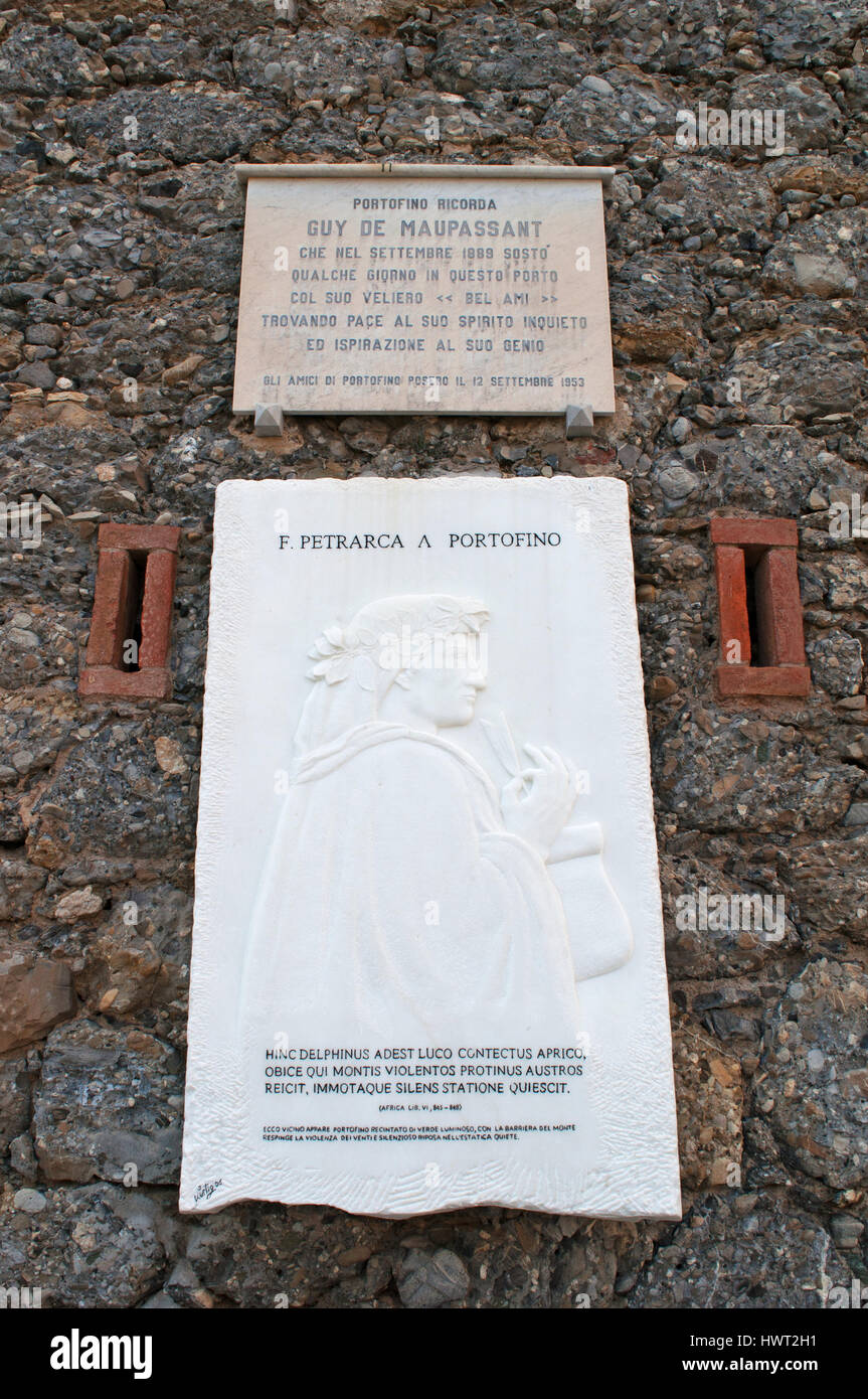 Italien: Gedenktafeln zur Erinnerung an den Schriftsteller Guy de Maupassant und Francesco Petrarca in den Hafen von Portofino, berühmten italienischen Fischerdorf Stockfoto