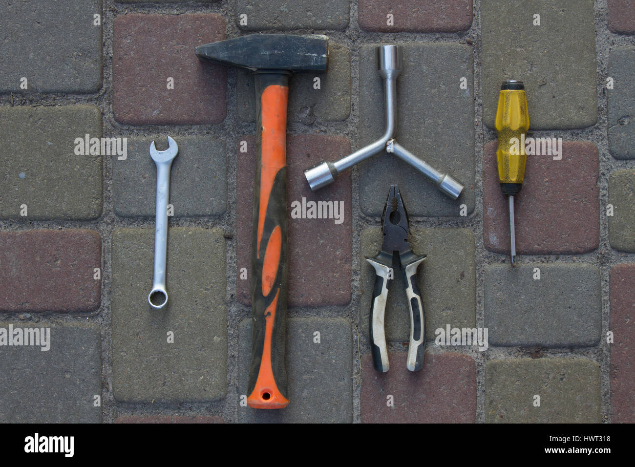Werkzeug. Hammer, Schraubendreher, Schraubenschlüssel Stockfoto
