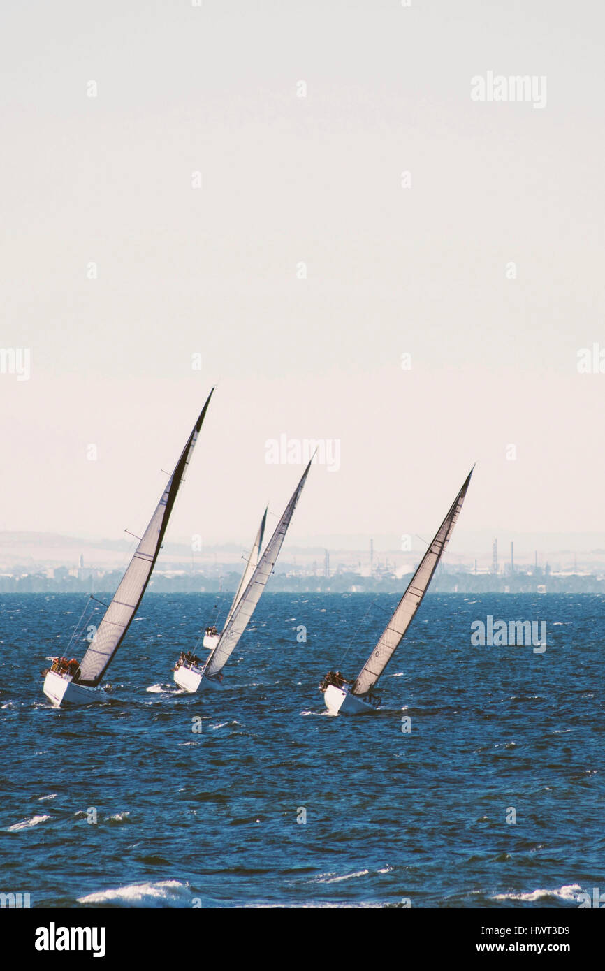 Menschen am Meer gegen Himmel in Segelboote Segeln Stockfoto