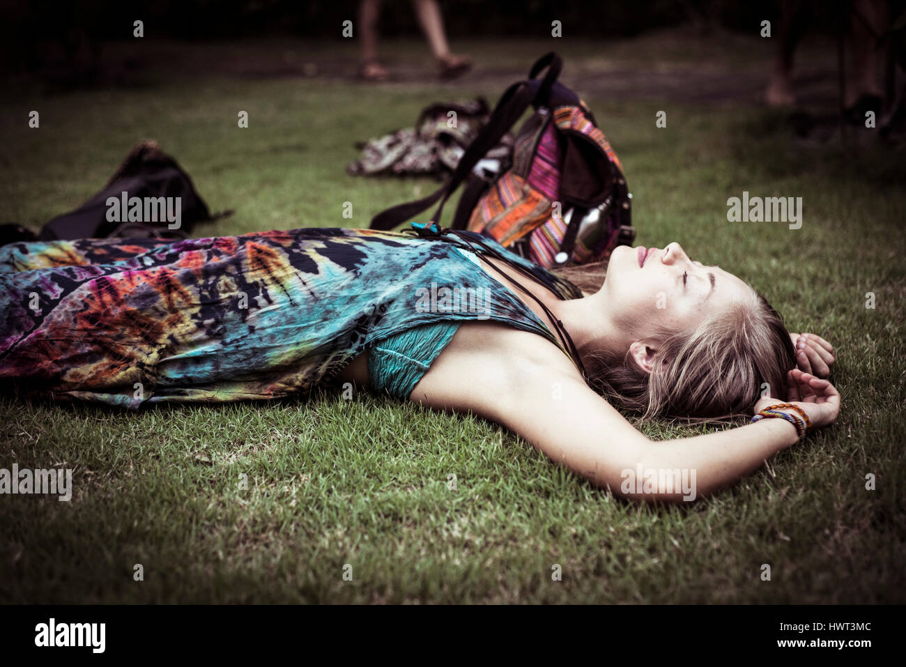 Seitenansicht der Frau schläft auf dem Rasen Stockfoto