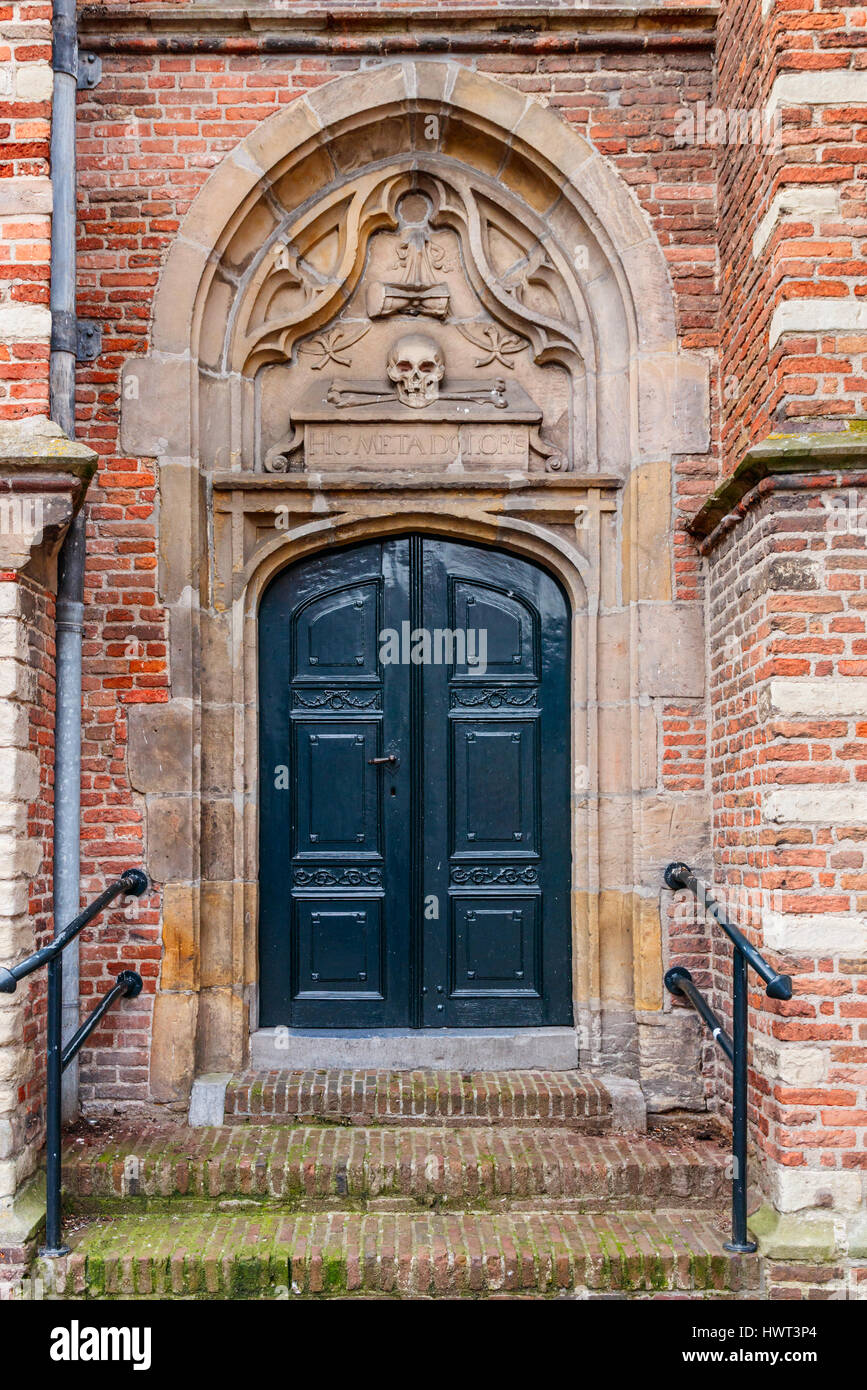 Alte Tür mit Tympanon in einer Mauer der Noorderkerk (Nordkirche). Hoorn, Niederlande Stockfoto