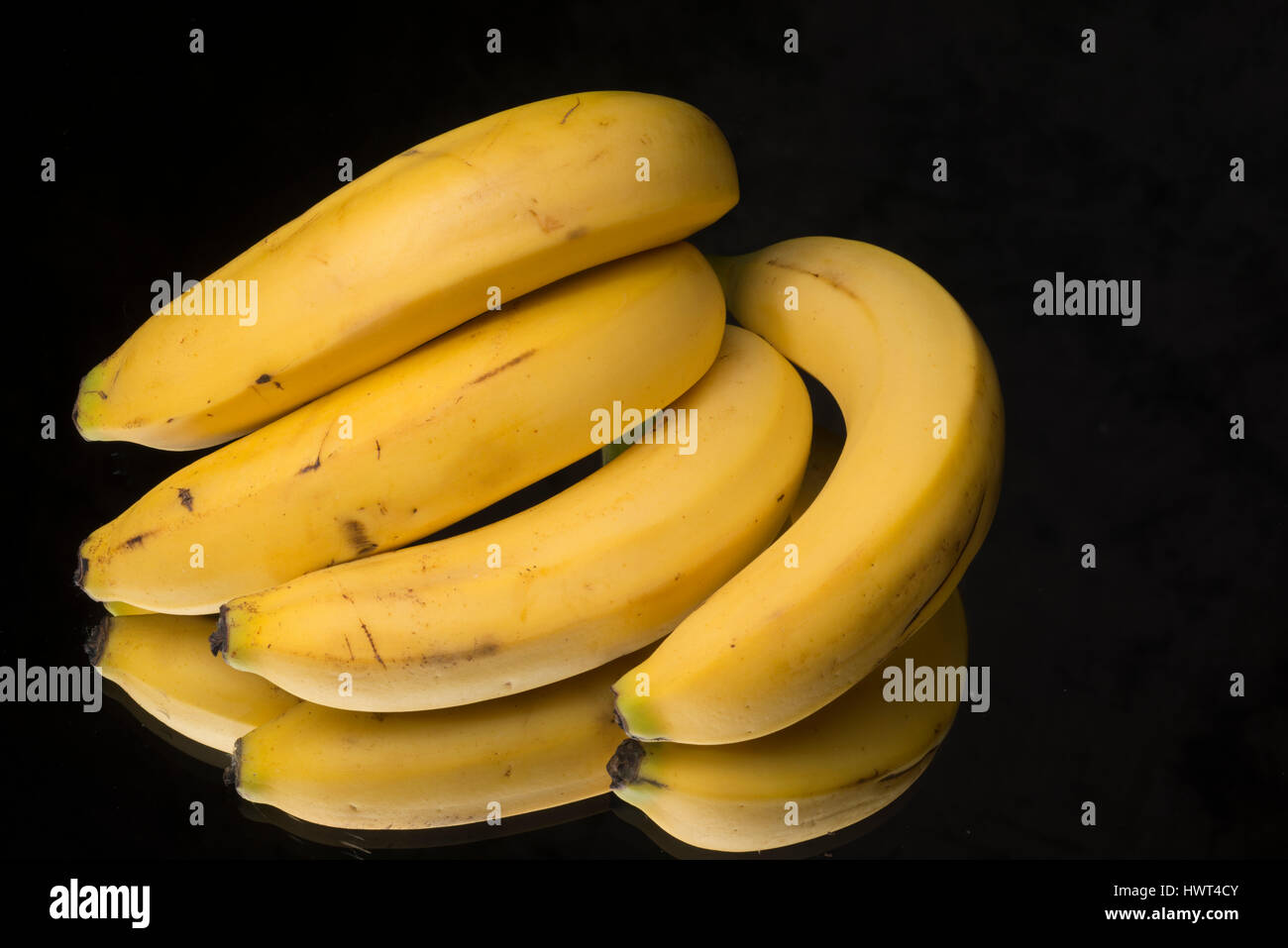 Bananen auf schwarze Tischplatte Stockfoto