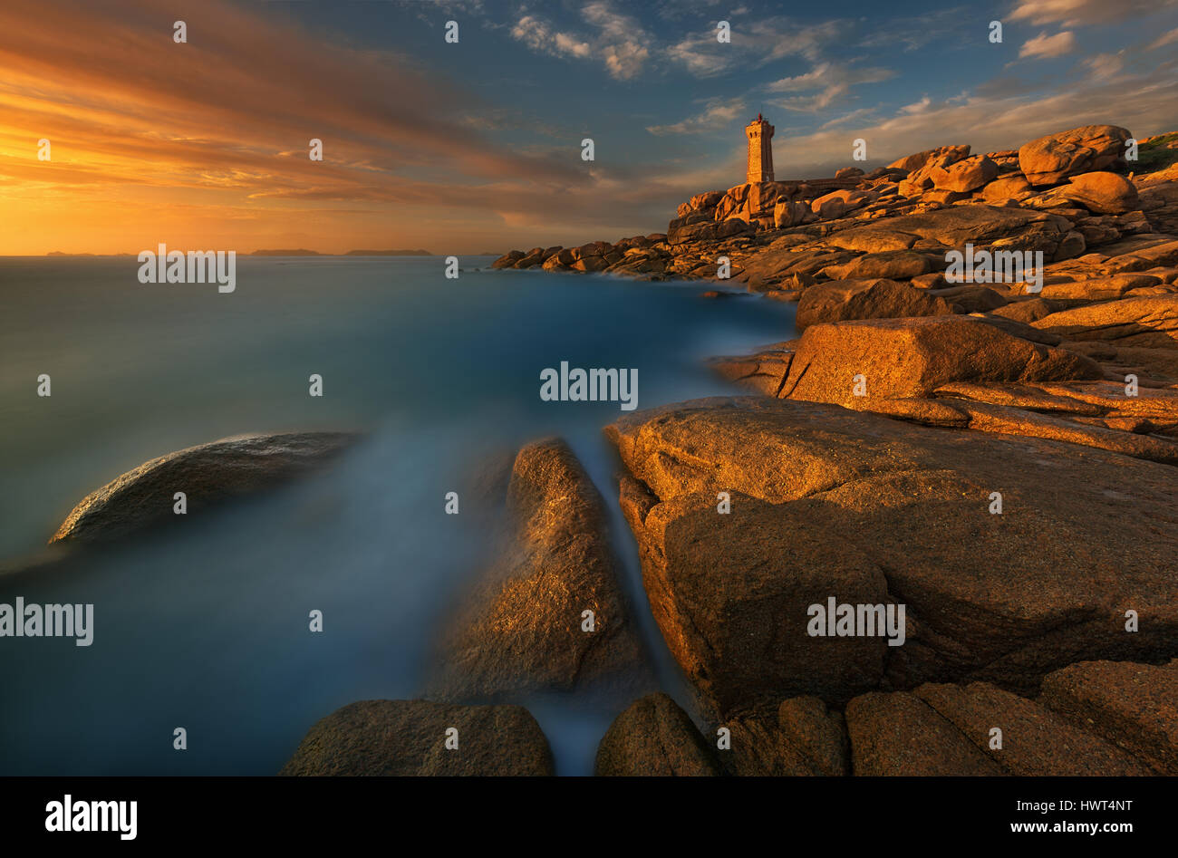 Der Ploumanac'h-Leuchtturm (offiziell meine Ruz Leuchtturm) ist ein aktiver Leuchtturm in Côtes-d ' Armor, Frankreich, Bretagne, befindet sich in Perros-Guirec. Stockfoto
