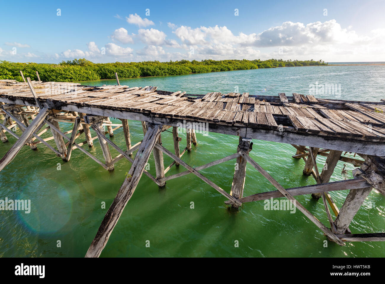 Alte verlassene Brücke im Biosphärenreservat Sian Kaan in der Nähe von Tulum, Mexiko Stockfoto