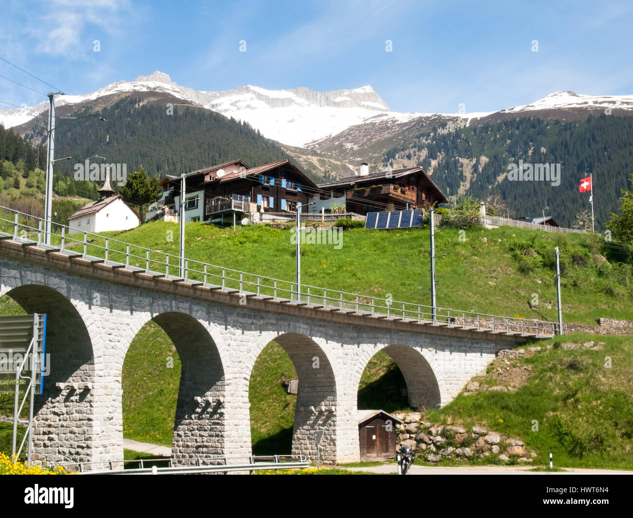 Surselva, Schweiz - 14. Mai 2015: Brücke der Rhätischen Bahn in der  Surselva-Tal. Das Deck ist an einem schönen Tag von der Sonne beschienen  Stockfotografie - Alamy