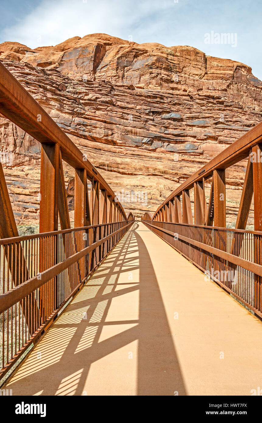 Der Moab Canyon Weg für Fußgänger und Radfahrer beginnt an der Fußgänger-/Fahrrad-Brücke, die den Colorado River Highway 128 überquert. Stockfoto