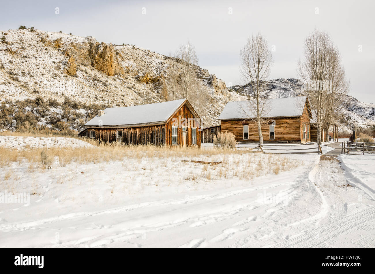 Verwitterte Häuser in Montana Geisterstadt des Bannack State Park im winter Stockfoto