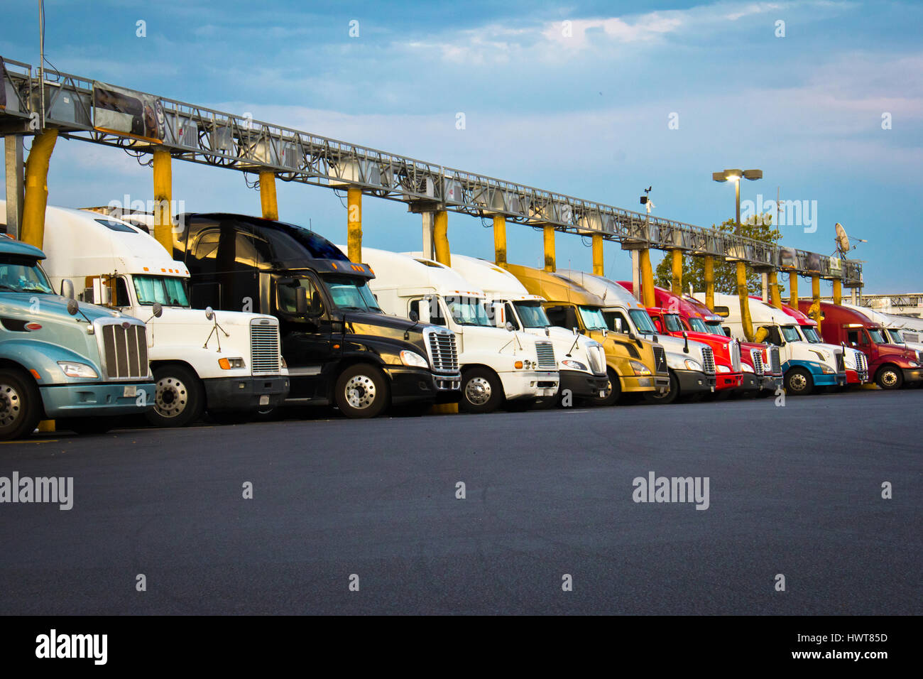 Großer Kraftstofftank eines LKW in Camouflage Farben, beschriftet mit Diesel  Stockfotografie - Alamy