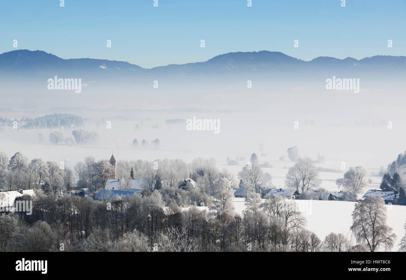 Morgennebel im Winter über Loisachtal, Dorf von Zell am See in der Nähe von Großweil, Upper Bavaria, Bavaria, Germany Stockfoto