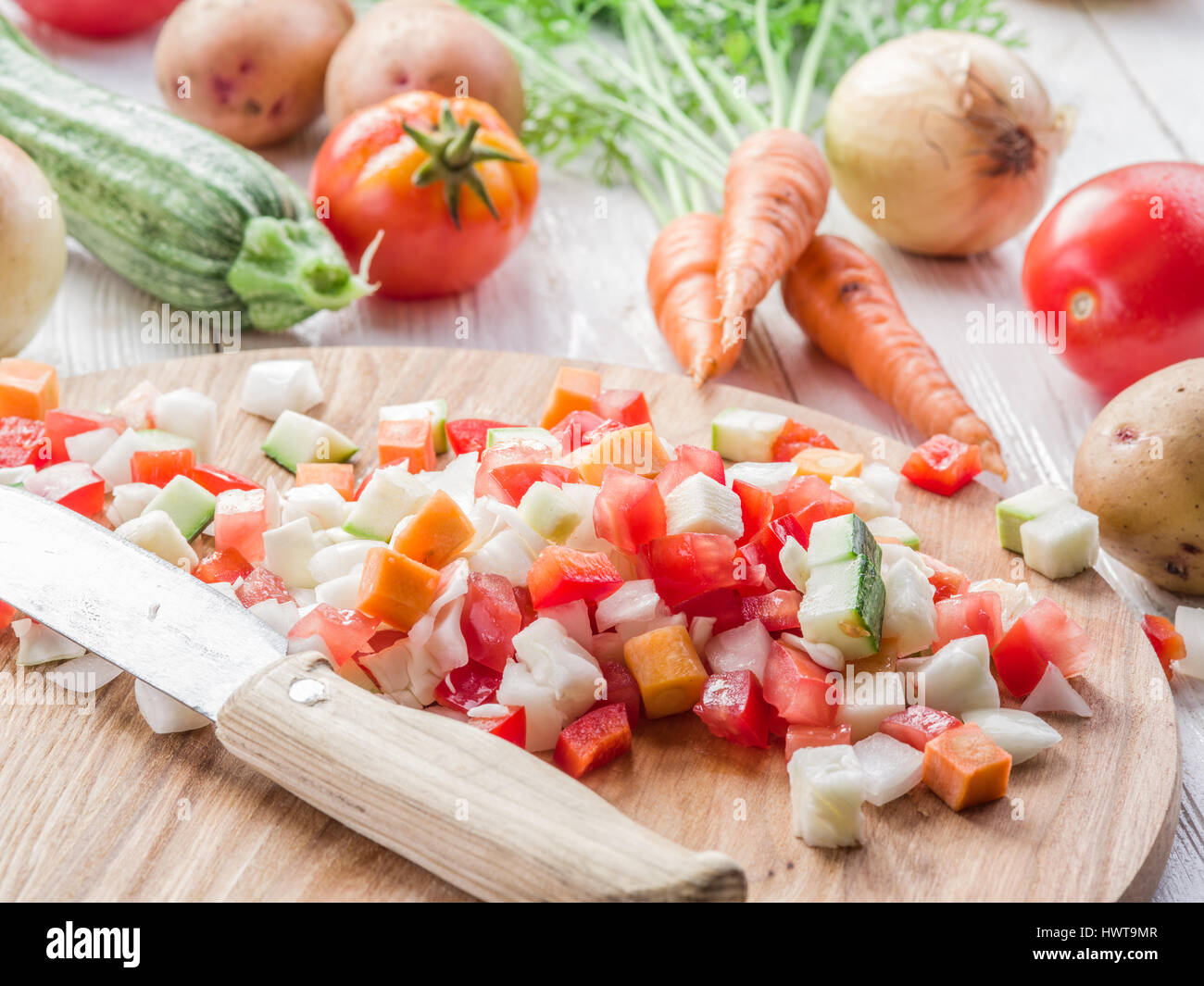 Frisch geschnittene Gemüse auf dem Schneidbrett aus Holz. Stockfoto