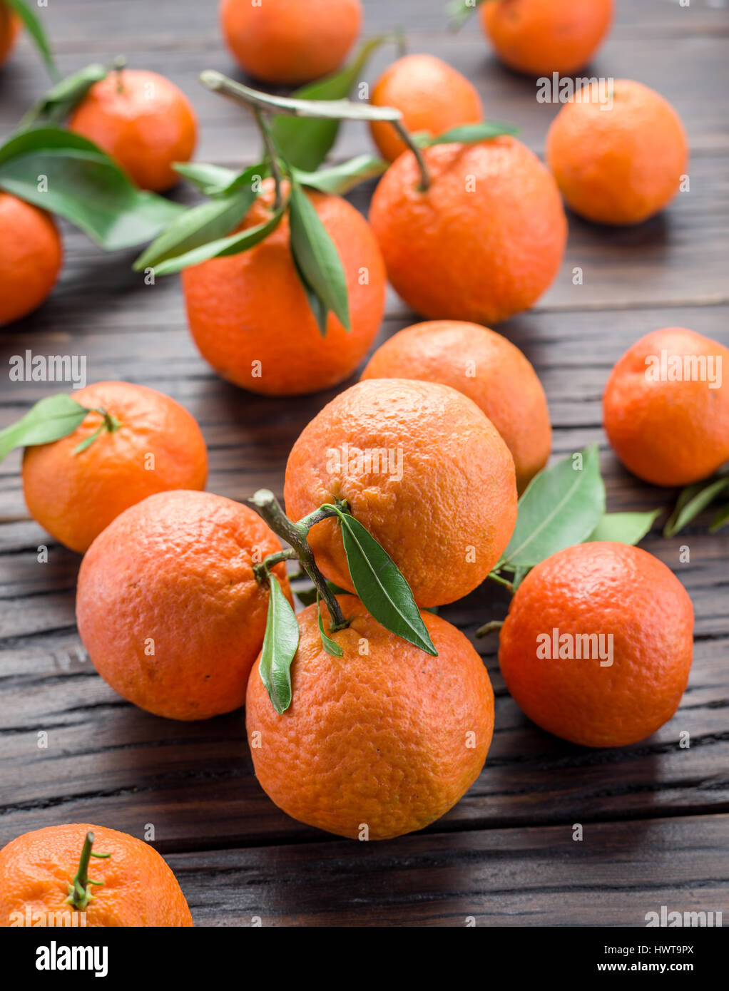 Reife Mandarinen auf Holztisch. Stockfoto
