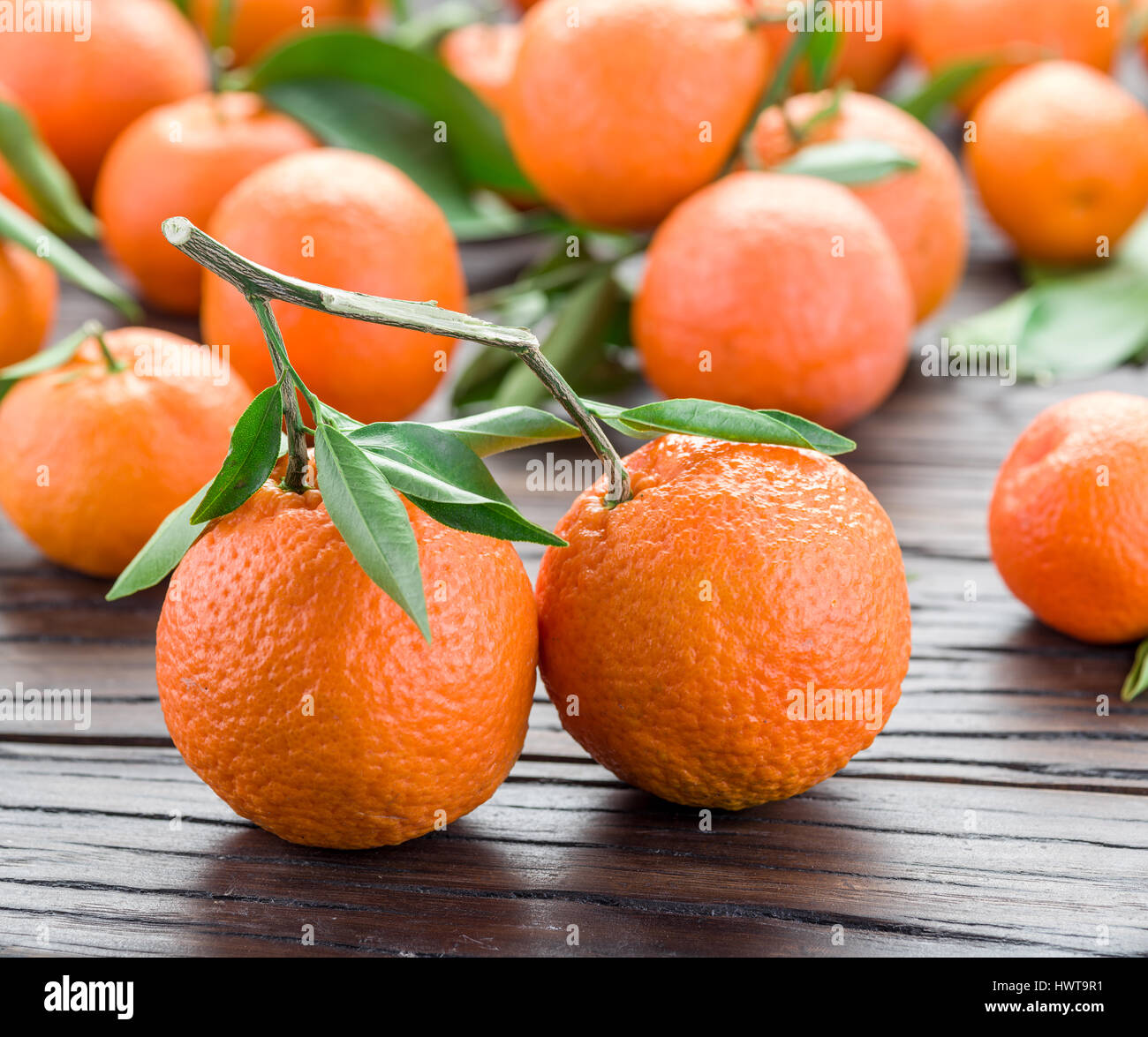 Reife Mandarinen auf Holztisch. Stockfoto