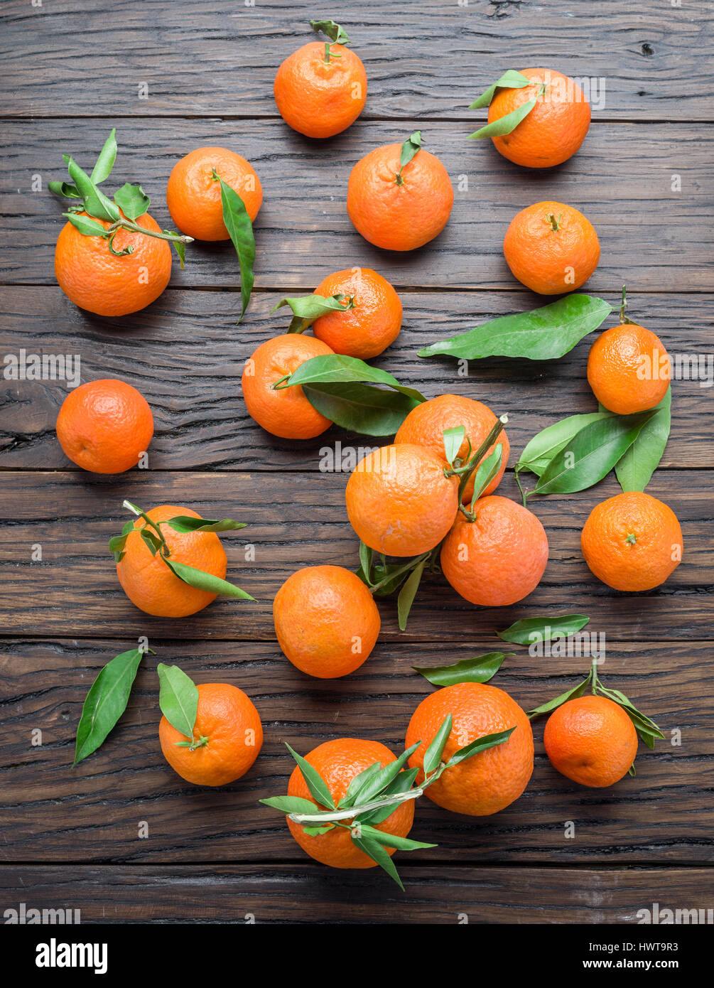 Reife Mandarinen auf Holztisch. Ansicht von oben. Stockfoto
