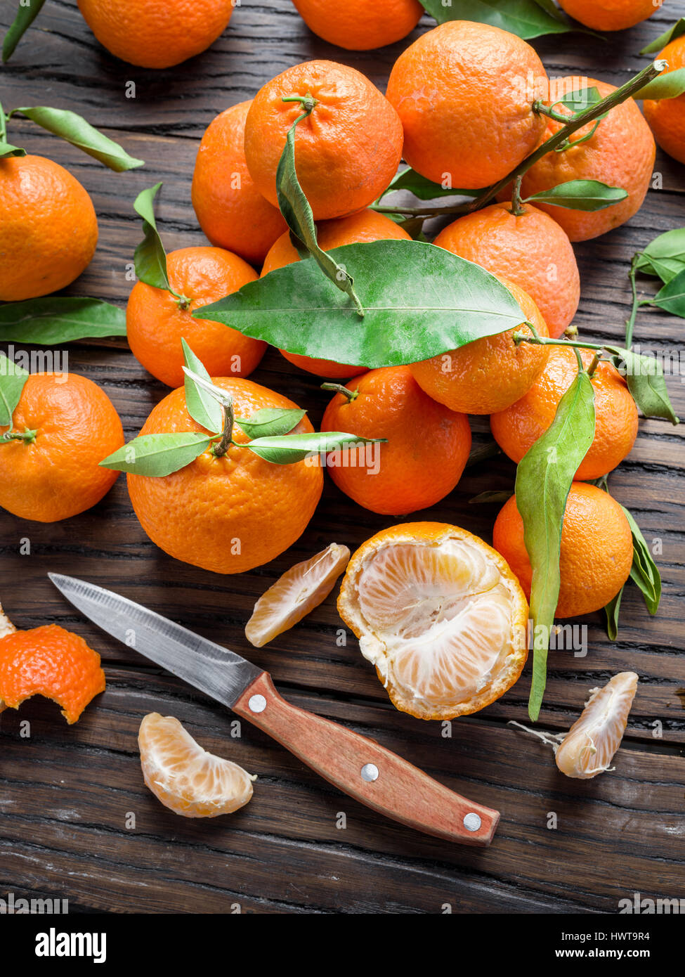 Reife Mandarinen auf Holztisch. Stockfoto