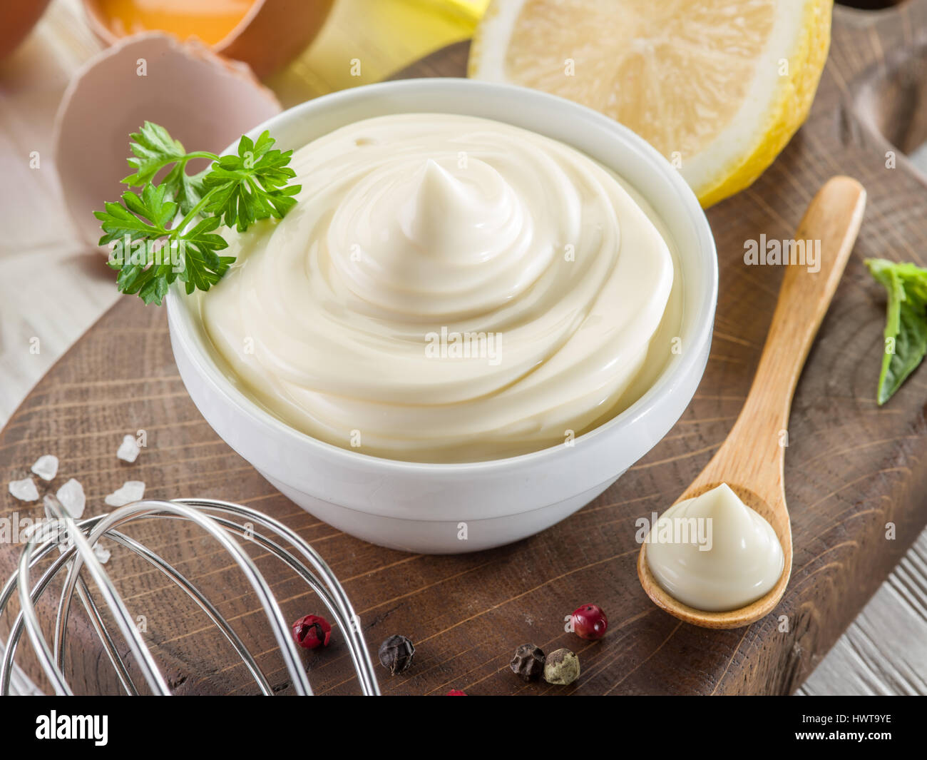 Natürliche Mayonnaise Zutaten und die Sauce selbst. Stockfoto