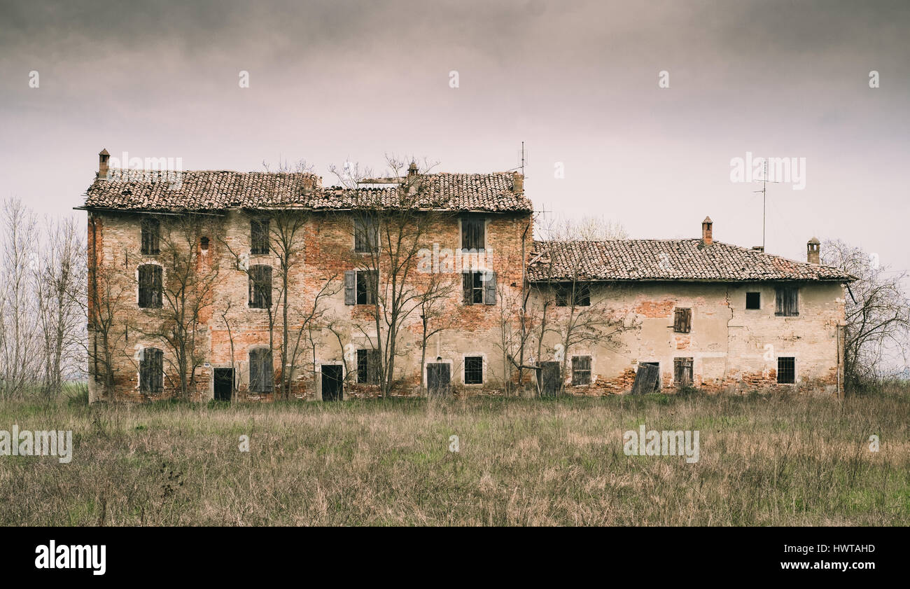 verlassenes Haus in der niedrigen Po-Ebene Stockfoto