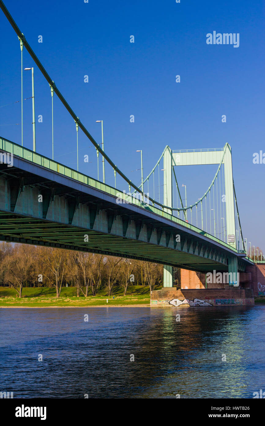 Szenen der atemberaubenden Architektur und künstlerische Ecken finden Sie alle durch den Vorort Mülheim, gelegen neben der Rhein River Köln Stockfoto