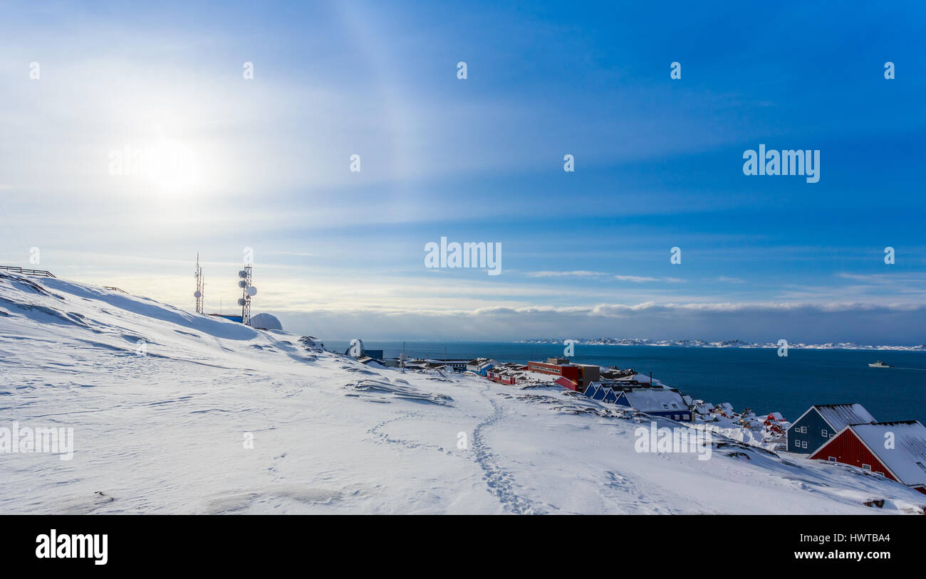 Arctic Sun Halo scheint beherbergt mehr als am Fjord der Stadt Nuuk, Grönland Stockfoto