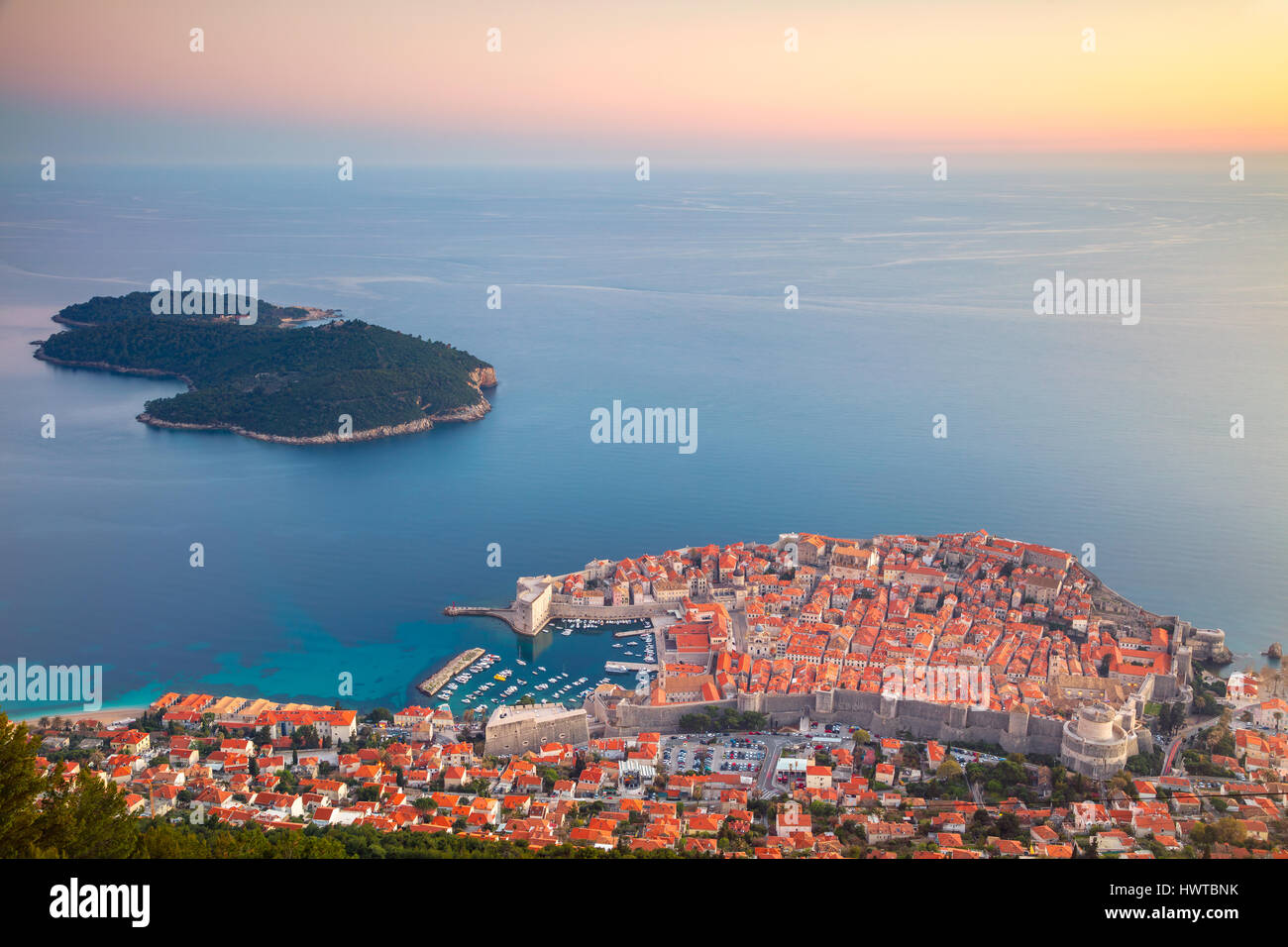 Dubrovnik, Kroatien. Schöne romantische Altstadt von Dubrovnik während des Sonnenuntergangs. Stockfoto