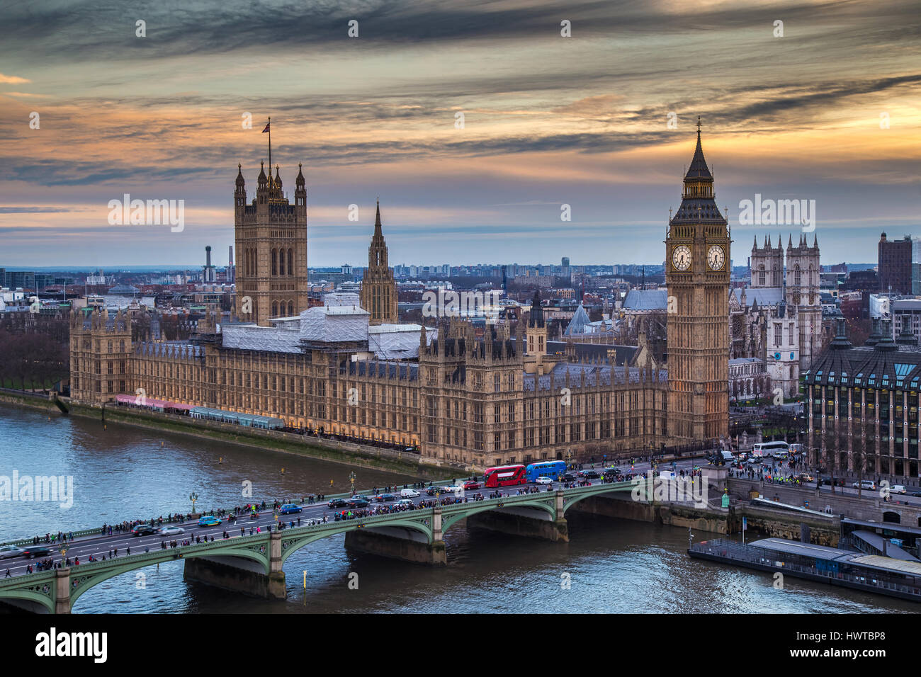 London, England - der berühmte Big Ben mit Houses of Parliament und Westminster Bridge bei Sonnenuntergang Stockfoto