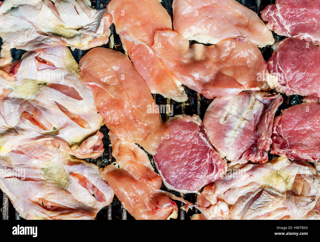 Viele frische leckere treffen auf Grill in der Nähe Stockfoto