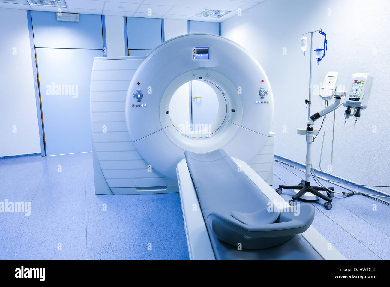 CT (Computertomographie-Tomographie) Scanner im Krankenhauslabor. Gesundheitswesen, Medizintechnik, High-Tech-Ausrüstung und Diagnose-Konzept mit Textfreiraum. Stockfoto