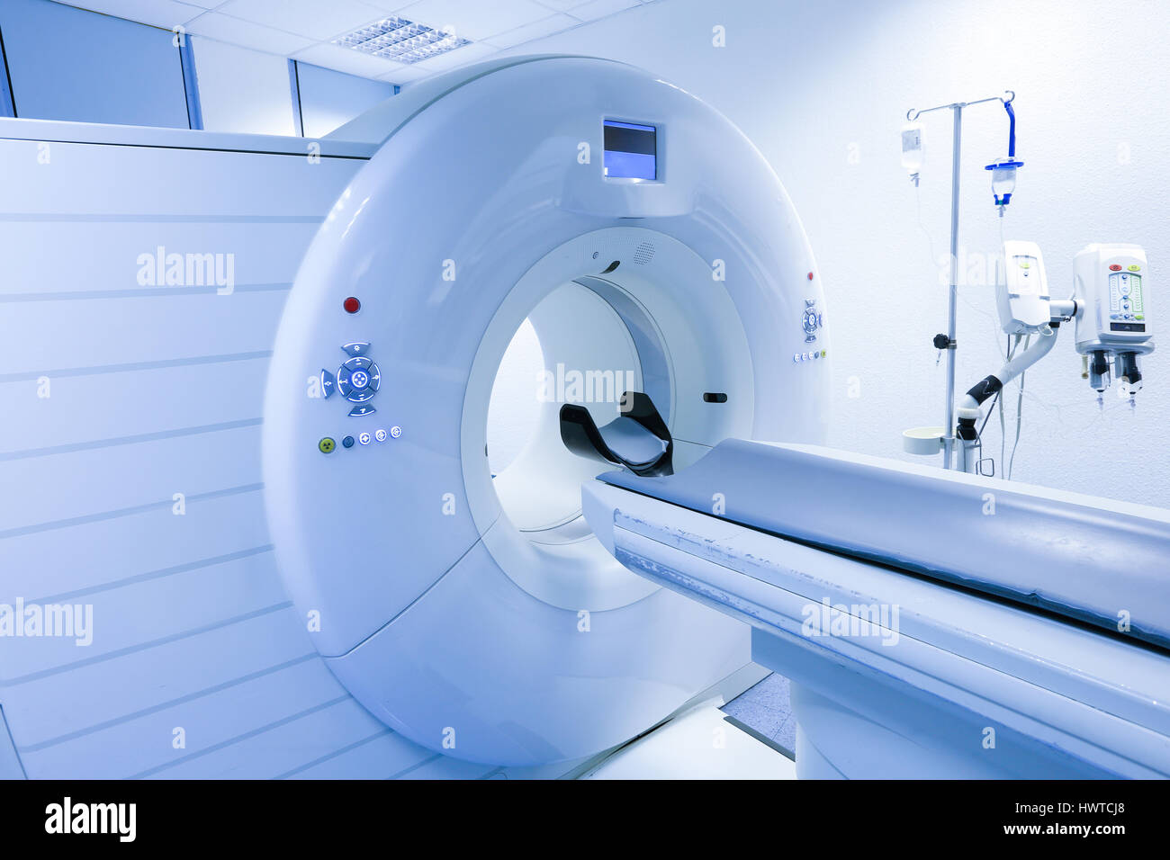 CT (Computertomographie-Tomographie) Scanner im Krankenhauslabor. Gesundheitswesen, Medizintechnik, High-Tech-Ausrüstung und Diagnose-Konzept mit Textfreiraum. Stockfoto