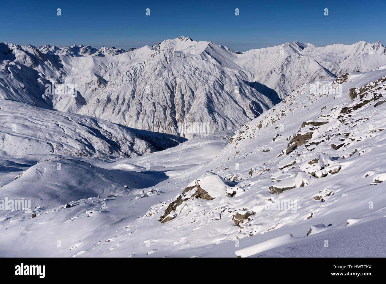 Blick auf die französischen Alpen oberhalb Les Menuires Skigebiet in der drei-Täler-Skigebiet nach starkem Schneefall Stockfoto