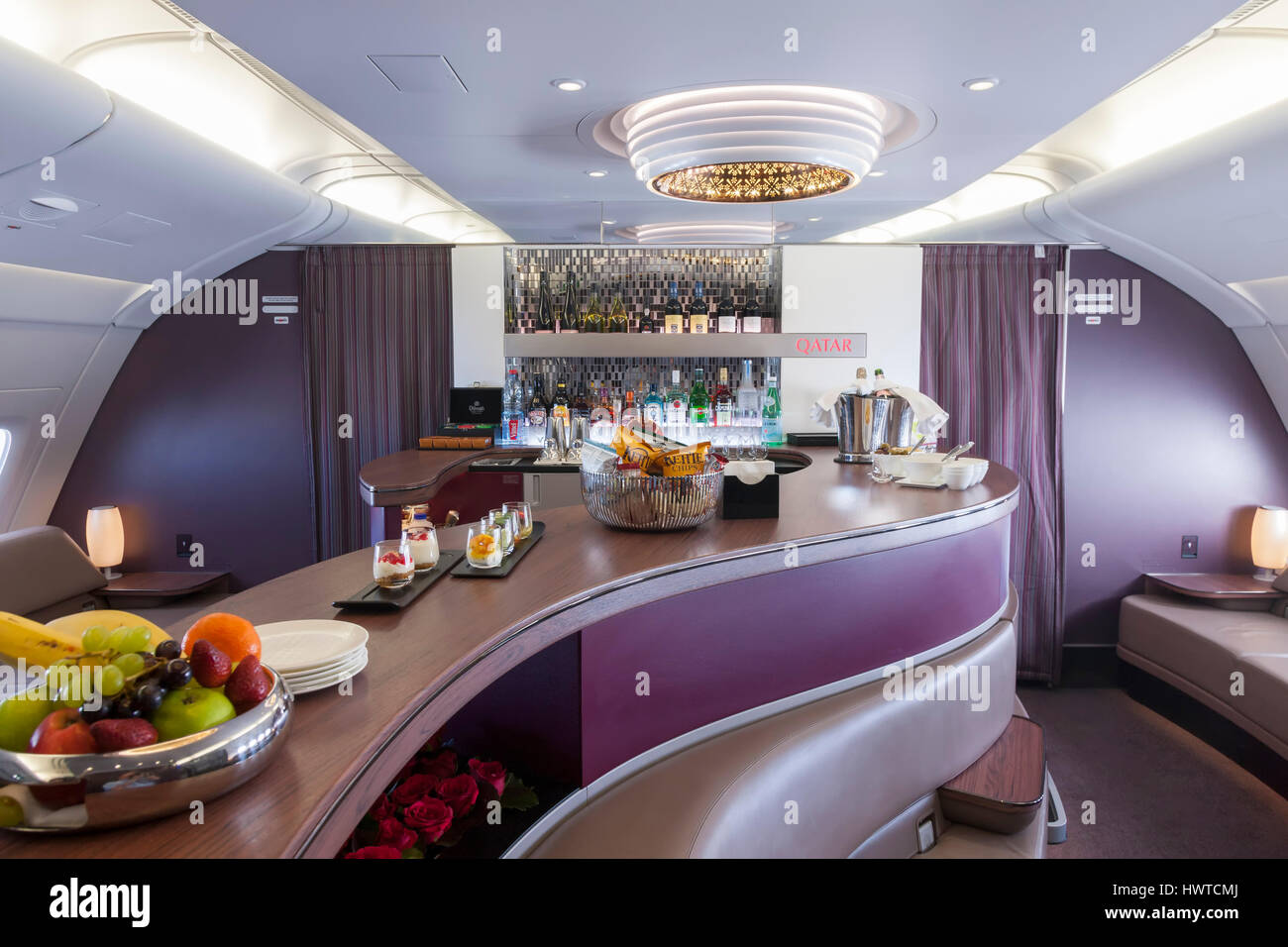 Qatar Airways Businessclass lounge an Bord Airbus A380-800. Stockfoto