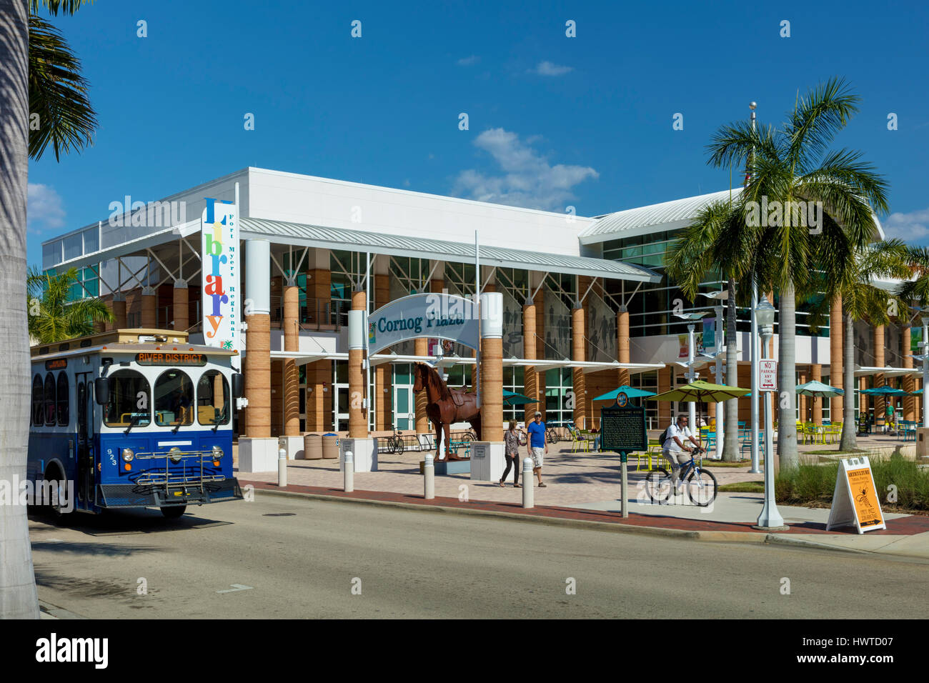 Fort Myers Regional Library Cornog Plaza in der Innenstadt von ft. Myers, Florida, USA Stockfoto