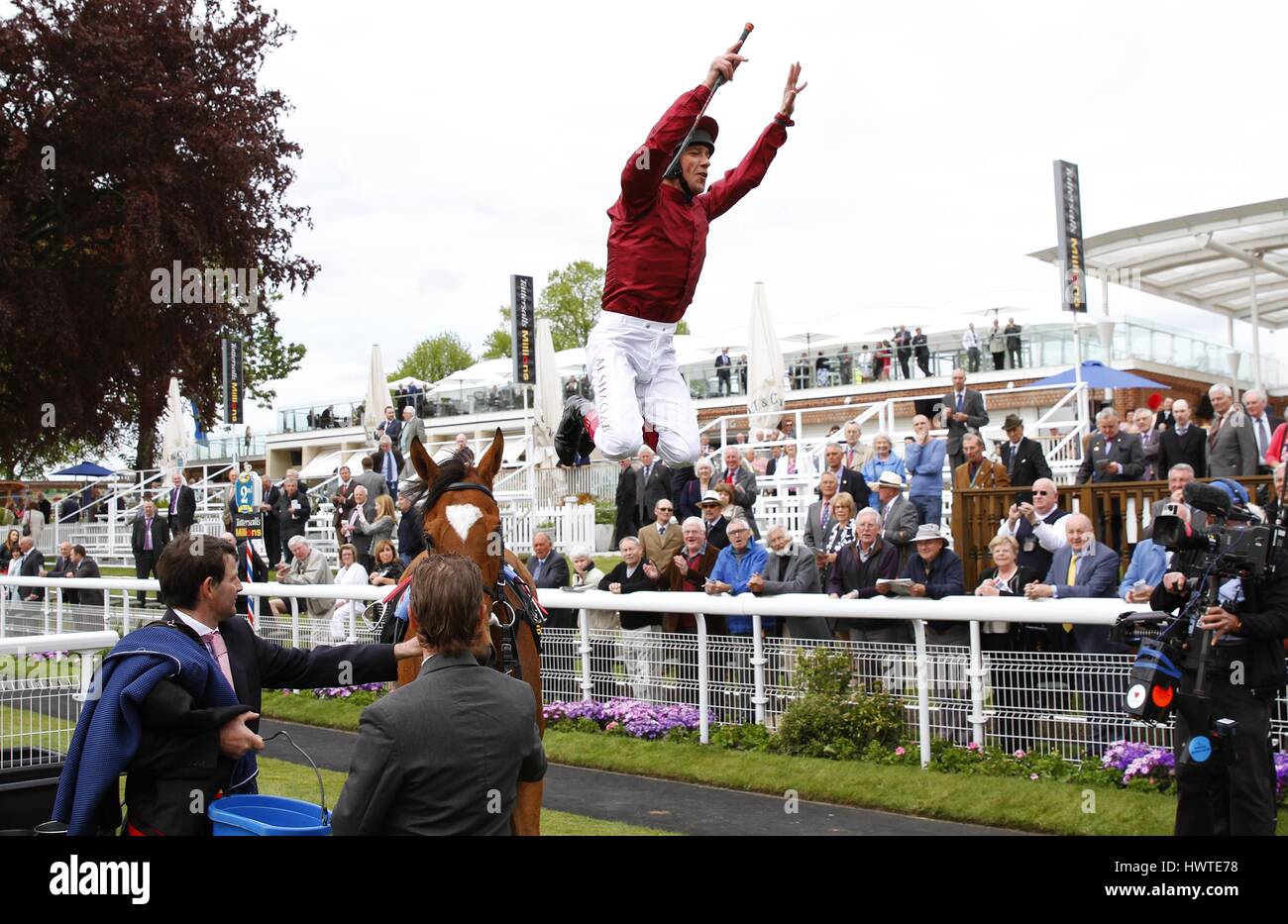 FRANKIE DETTORI feiert Sieg TATTERSALLS MUSIDORA STAKES YORK RACECOURSE YORK ENGLAND 13. Mai 2015 Stockfoto