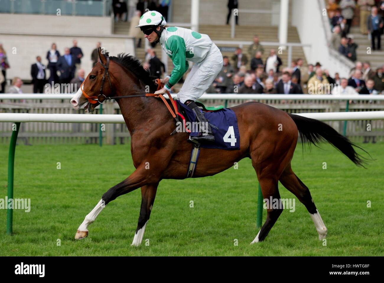 GIN-JOCKEY GERITTEN von R.HUGHES ROWLEY Meile Kurs NEWMARKET ENGLAND 20. April 2006 Stockfoto