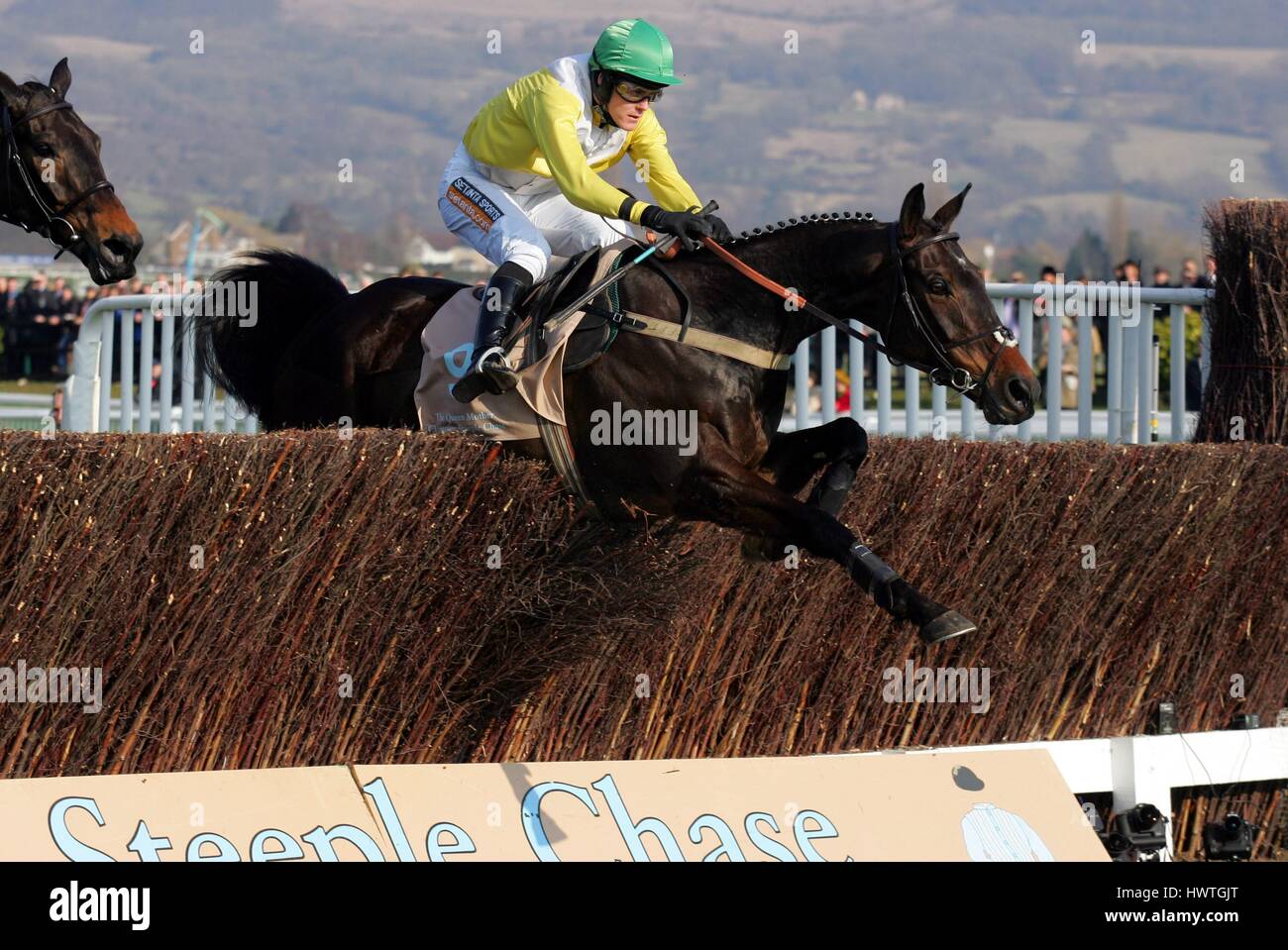 NEWMILL & ANDREW MCNAMARA die KÖNIGINMUTTER STEEPLE CHASE CHELTENHAM RACECOURSE CHELTENHAM ENGLAND 15. März 2006 Stockfoto