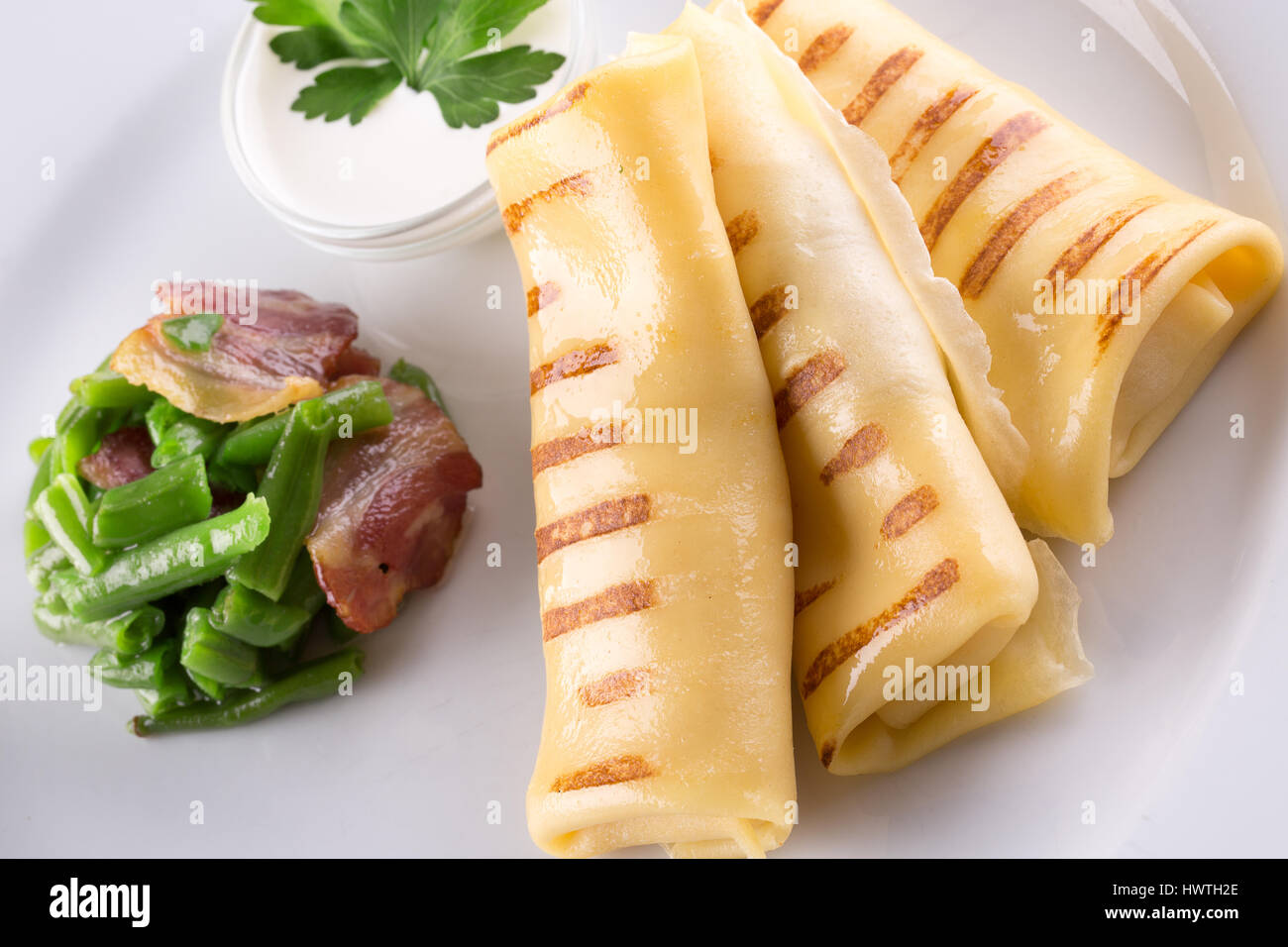 Frühstück mit Frühlingsrollen mit Sauce auf Teller. Stockfoto