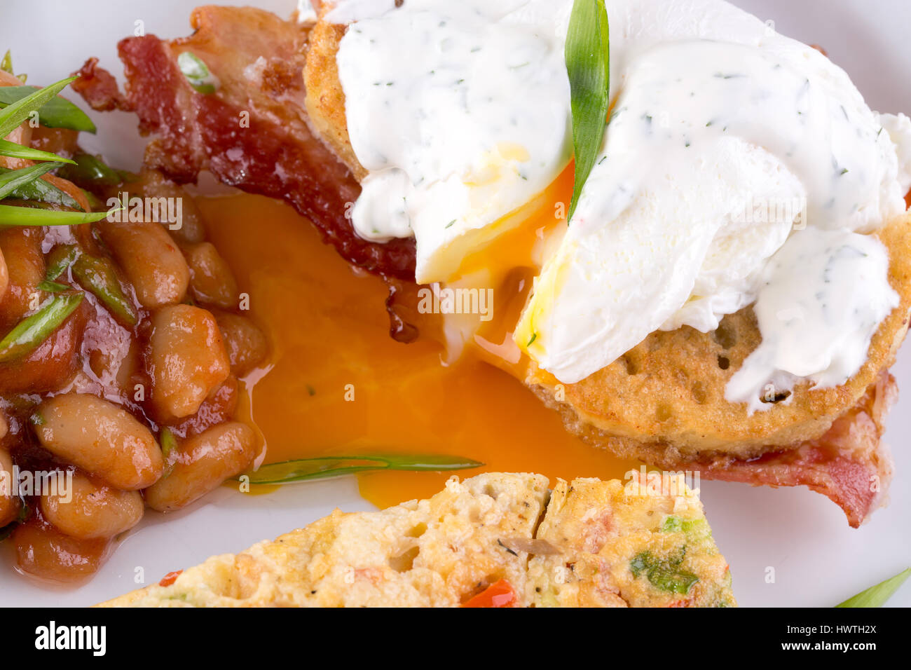 Frühstück mit Omelette Roll und Bohnen. Stockfoto