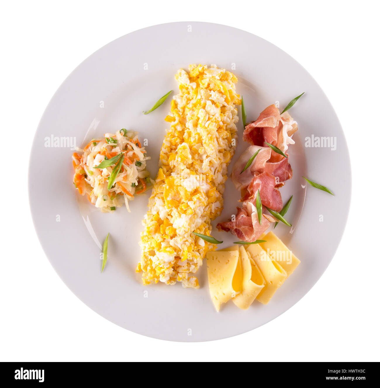 Omelett mit Käse und Schinken Scheiben auf Platte ausrollen. Stockfoto